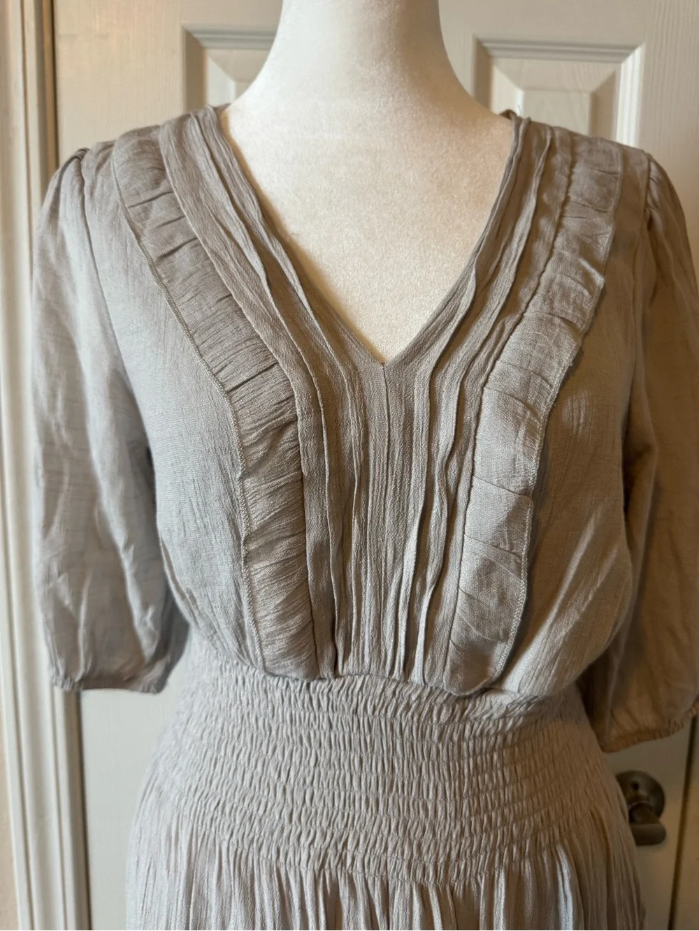 J.Gee Boho Tiered Maxi Dress Size S Light Gray Smocked Waist Puff Sleeve - Picture 3 of 9